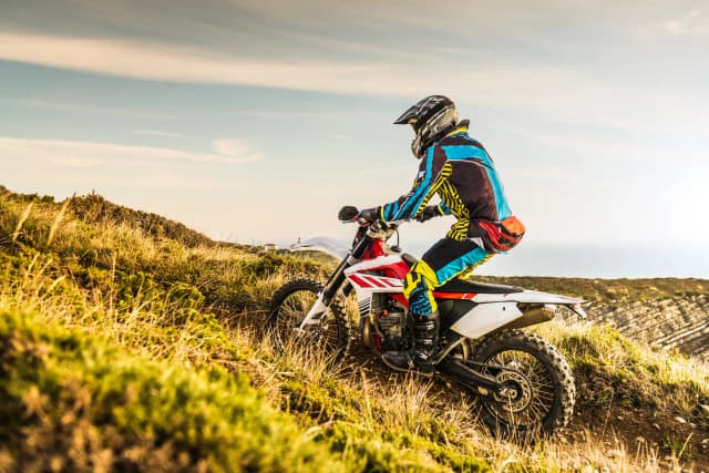 Czym się różni cross od enduro? Kluczowe różnice, które musisz znać Czym się różni cross od enduro? Kluczowe różnice, które musisz znać