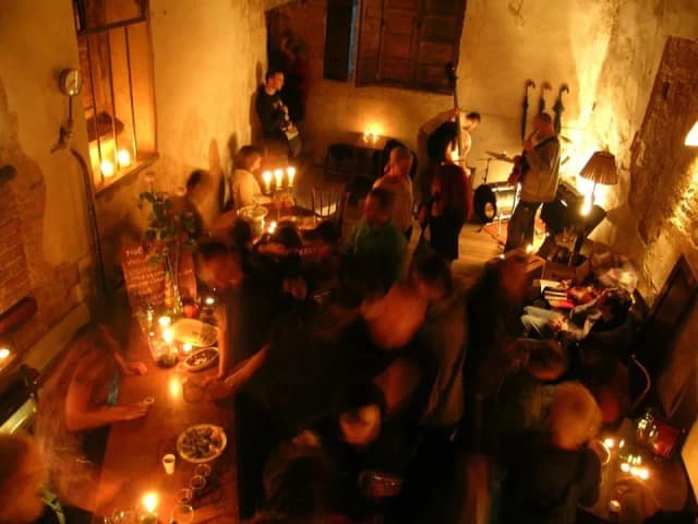 Skład butelek klub w Warszawie – unikalna atmosfera i wydarzenia Skład butelek klub w Warszawie – unikalna atmosfera i wydarzenia