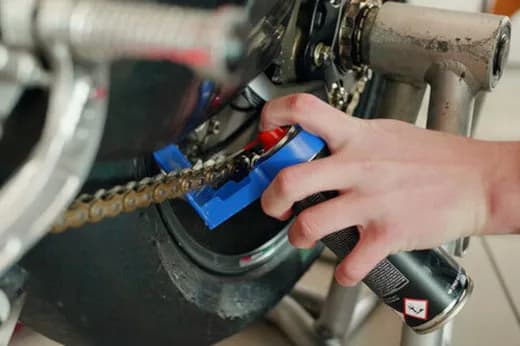 Jak smarować łańcuch motocyklowy, aby uniknąć kosztownych napraw Jak smarować łańcuch motocyklowy, aby uniknąć kosztownych napraw