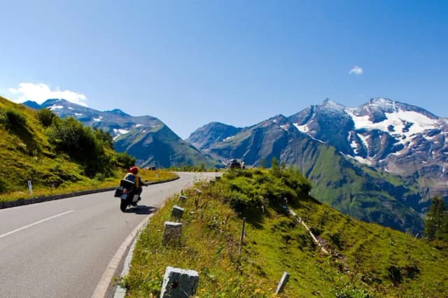 Niezapomniane trasy motocyklowe w Alpach – odkryj najlepsze szlaki Niezapomniane trasy motocyklowe w Alpach – odkryj najlepsze szlaki