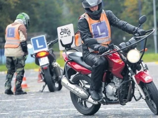 Jakie uprawnienia na motorower? Sprawdź, co musisz wiedzieć! Jakie uprawnienia na motorower? Sprawdź, co musisz wiedzieć!