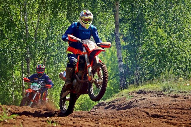 Co je to enduro? Odkryj fascynujący świat motocyklowego sportu Co je to enduro? Odkryj fascynujący świat motocyklowego sportu