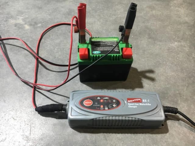 Czy można ładować akumulator motocyklowy prostownikiem samochodowym? Uważaj na ryzyko! Czy można ładować akumulator motocyklowy prostownikiem samochodowym? Uważaj na ryzyko!