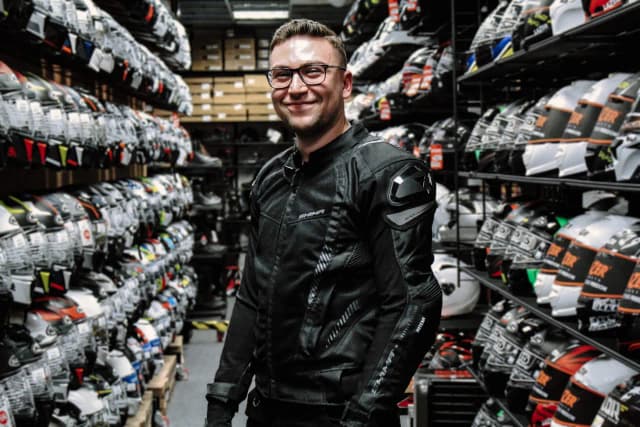 Jaką kurtkę motocyklową na lato wybrać, by uniknąć przegrzania? Jaką kurtkę motocyklową na lato wybrać, by uniknąć przegrzania?