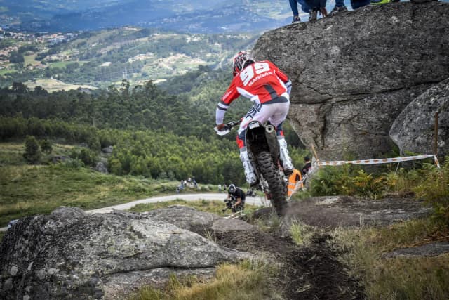 Super Enduro co to jest? Poznaj emocjonujący świat motocykli enduro Super Enduro co to jest? Poznaj emocjonujący świat motocykli enduro